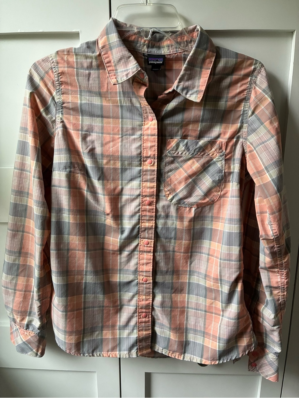Patagonia Small Plaid Button-Down Shirt in Peach and Gray Size Small